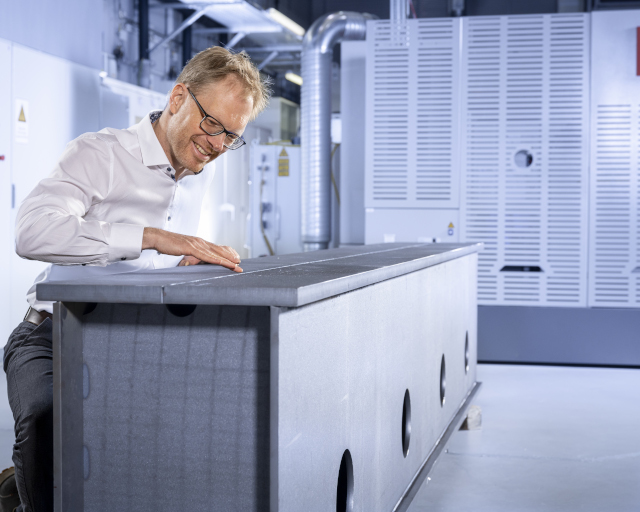 Dr. Dirk Dittrich vom Fraunhofer IWS hat mit einem Team aus Forschung und Industrie ein leistungsfähiges Laserschweißverfahren entwickelt. Anhand eines lasergeschweißten Hallenkransegments zeigte das Team, dass das Verfahren im Stahlbau in erheblichem Maß Ressourcen einsparen kann. 