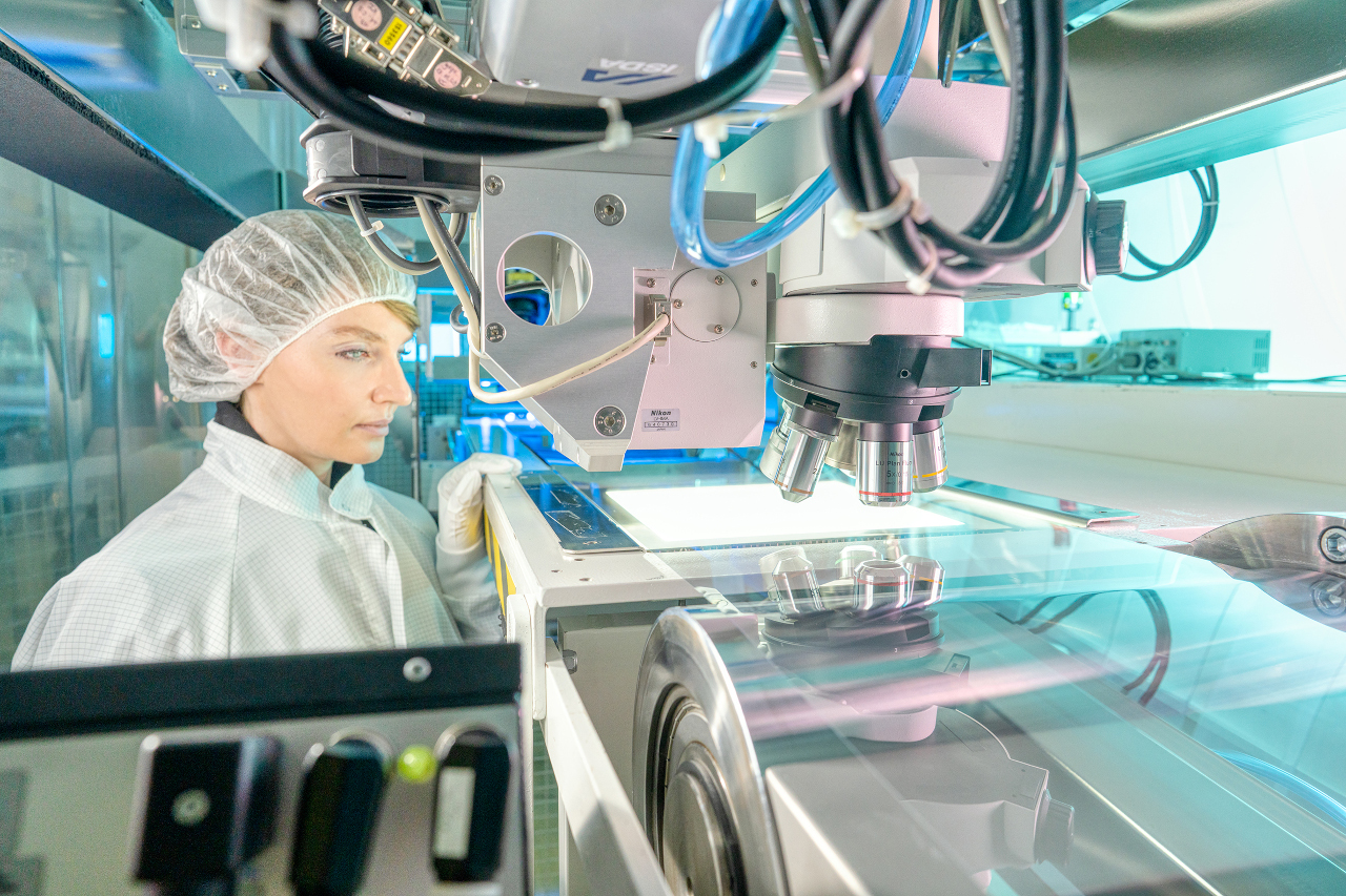 Bessere Spezialfolien sollen OLED, Solarzellen und Schaltkreise gegen Luftfeuchtigkeit und andere schädliche Umwelteinflüsse schützen, um sie robuster und somit langlebiger machen. Das Fraunhofer IWS hat die HSI weiterentwickelt, um selbst kleinste Defekte und geringste Abweichungen vom idealen Aufbau von Barrierefolien rasch zu erkennen und deren Wasserdampfdurchlässigkeit zu ermitteln.