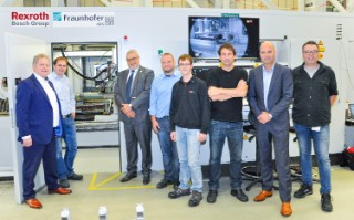 Gaben die umgerüstete Anlage feierlich frei: Dipl.-Ing. Bernd Bodenstedt (l.) und Prof. Dr. Eckhard Beyer (3. v. l.) mit Holger Hillig (2. v. l.), Jan Hannweber (4. v. l., beide Fraunhofer IWS), Rene Weidauer (LSA, 5. v. l.) sowie Uvar Broug, Arthur Brussaard und Roy Orbon (Bosch Rexroth, v. l.).