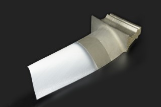 Turbinenschaufel mit dünner Keramikbeschichtung aus Yttrium-stabilisiertem Zirkoniumoxid (YSZ): eine solche Wärmedämmschicht ermöglicht eine höhere Betriebstemperatur in der Turbine, wodurch sich die Treibstoff-Ausbeute verbessert.