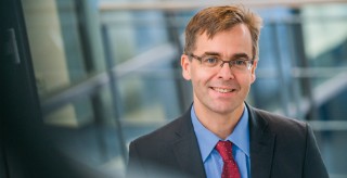 Stefan Kaskel ist Inhaber der Professur für anorganische Chemie I an der Technischen Universität Dresden und Geschäftsfeldleiter der Chemische Oberflächentechnik am Fraunhofer-Institut für Werkstoff- und Strahltechnik IWS. Er trägt ab sofort den Titel »Distinguished Visiting Professor« der renommierten Pekinger Tsinghua University.
