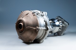 »COAXshield« – neuartige Schutzgasdüse zur lokalen Schmelzbadabschirmung für das Laser-Pulver-Auftragschweißen von sensiblen Materialien. »COAXshield« – neuartige Schutzgasdüse zur lokalen Schmelzbadabschirmung für das Laser-Pulver-Auftragschweißen von sensiblen Materialien.