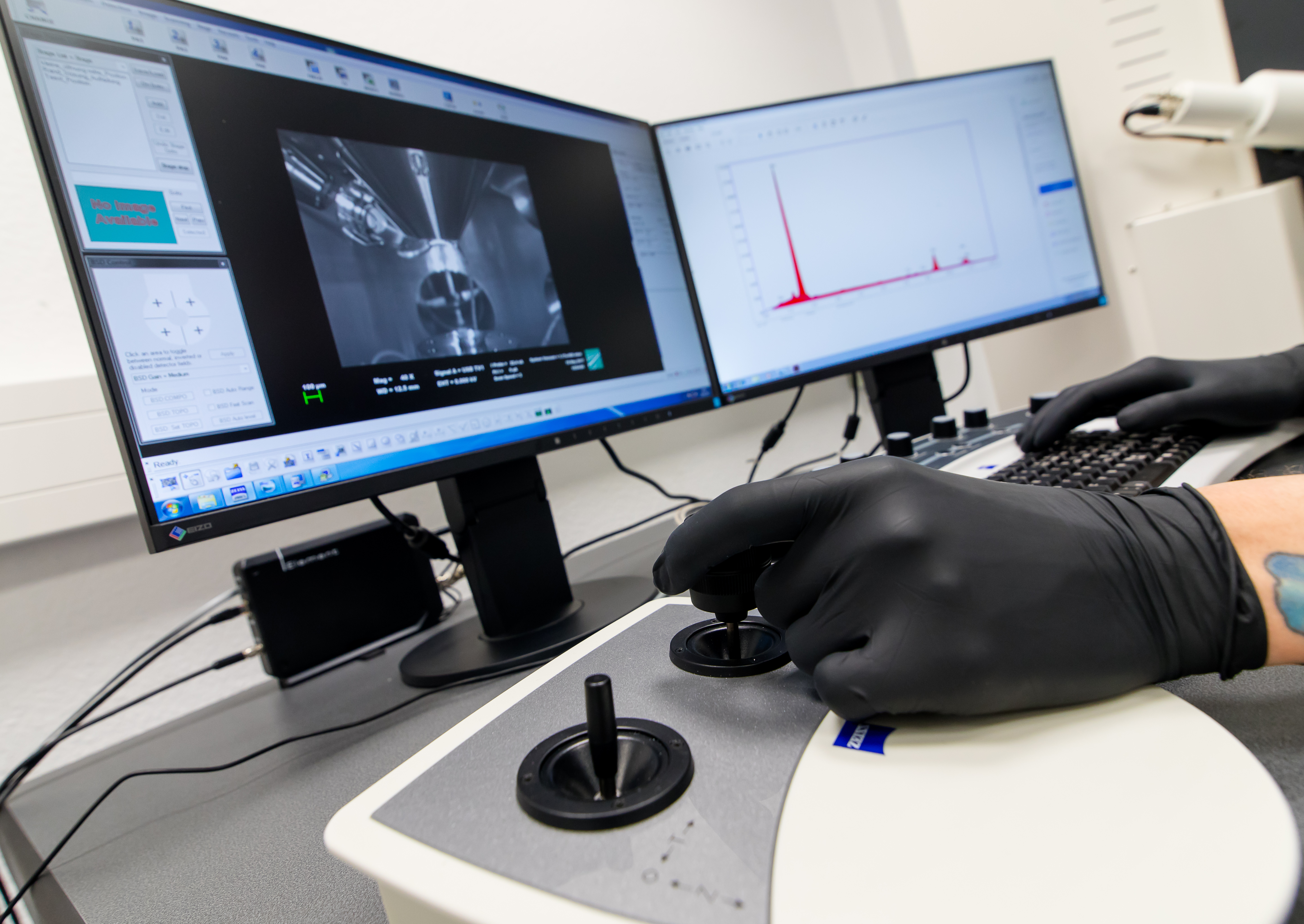 Fraunhofer AZOM provides state-of-the-art surface characterization methods and covers the entire value chain from exploratory measurements to measurement technology implementation and the development of new measurement methods.